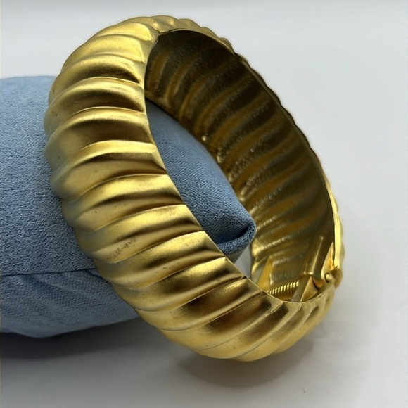Vintage Large Matte Gold Clamper Chunky Ribbed Gold Tone Bangle Bracelet Swirls - Picture 4 of 11